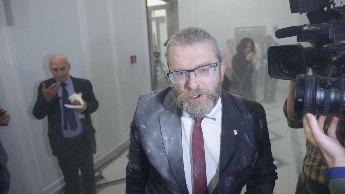 Polský poslanec způsobil skandál. Použil hasicí přístroj na chanukiji